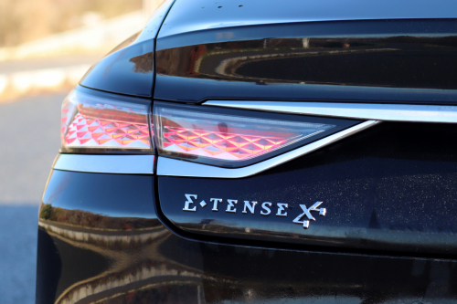 Hybridní pohonné ústrojí nabízí solidní výkon a možnost jízdy čistě na elektřinu.