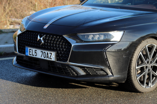 Vzhledově se podobá modelu DS7, který přeci jen slaví lepší prodeje. V roce 2023 se prodalo 68 vozů. Pomohl i povedený facelift.