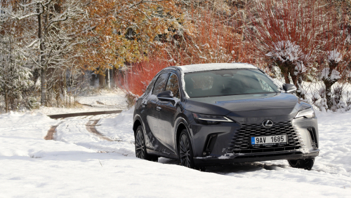 Lexus RX v provedení 350h tvoří pomyslný základ nabídky.