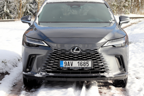 Šedá metalická barva RX moc sluší. Oproti černé barvě na F-Sportu vůz opticky zvětšuje.