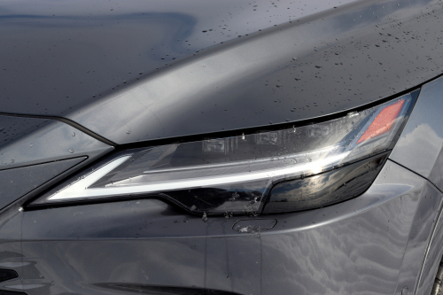 Typický světlený podpis pro značku Lexus je v noci nezaměnitelný.