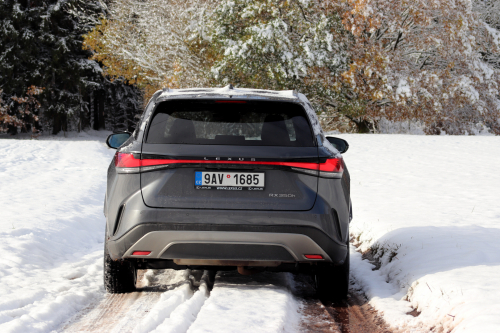 Nápis Lexus je součástí světelné lišty.