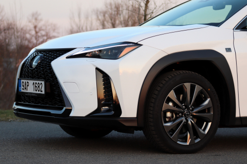 Lexus-UX-2023-24