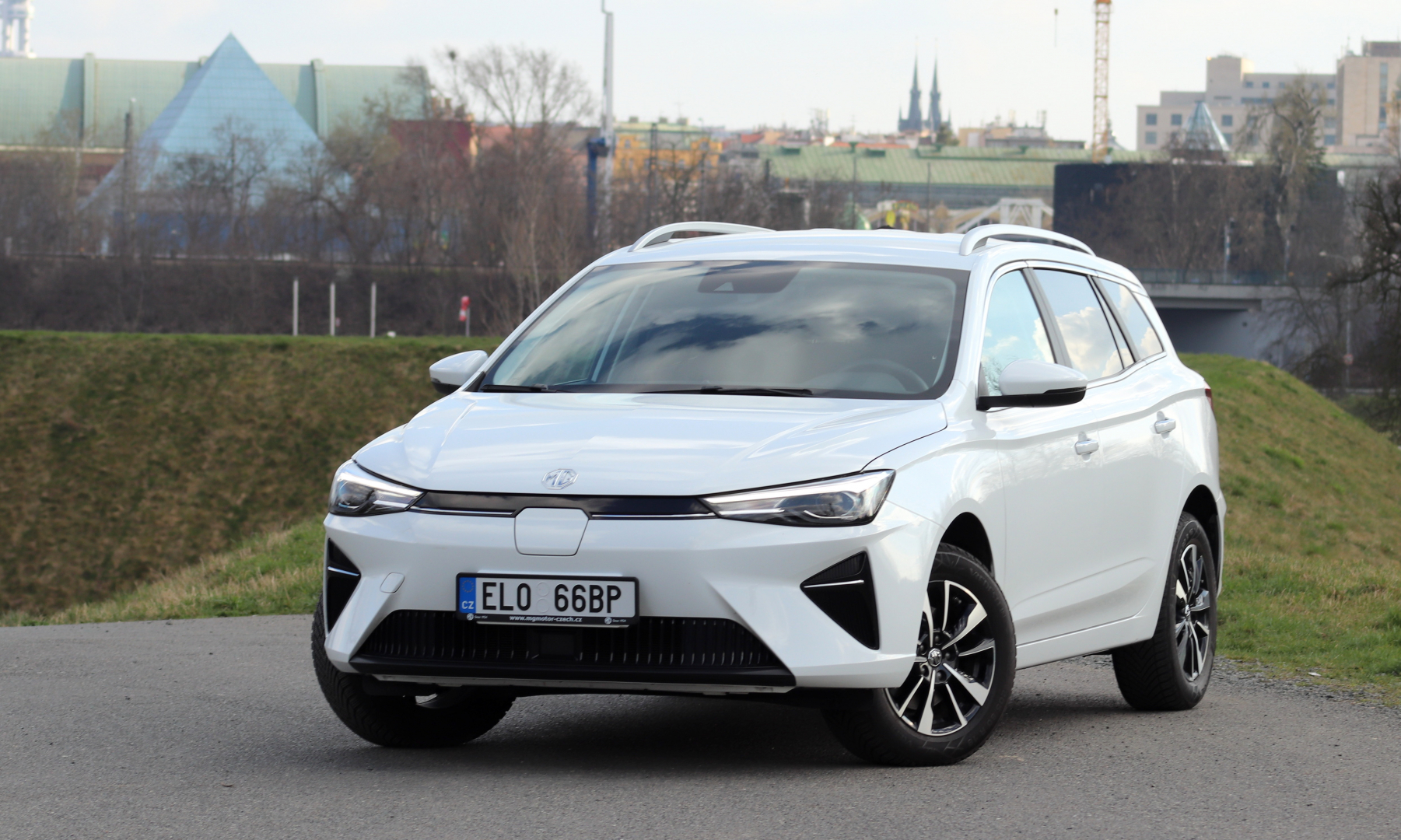 Prodejní trhák asi MG5 nebude, v případě, kdyby vpředu pracoval spalovací motor, by situace byla zcela jistě jiná.