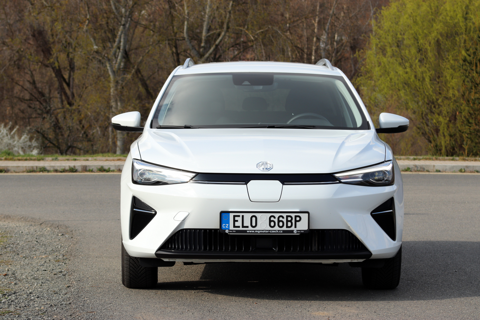 Příslušnost k čistě elektrickým vozům prozrazuje port pro dobíjení hned pod logem automobilky a speciální registrační značka.
