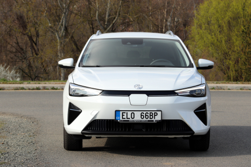Příslušnost k čistě elektrickým vozům prozrazuje port pro dobíjení hned pod logem automobilky a speciální registrační značka.