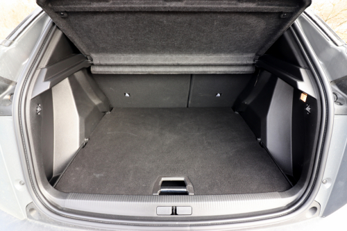 V základním uspořádání nabízí 2008 zavazadelník o objemu 434 litrů až 545 l v případě naplnění po strop a využití dvojité podlahy.