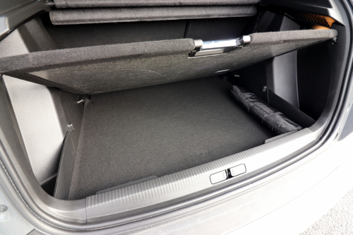 Dvojitá podlaha je jediným chytrým řešením v zavazadelníku, bohužel chybí přihrádky, háčky  či fixační sítě.