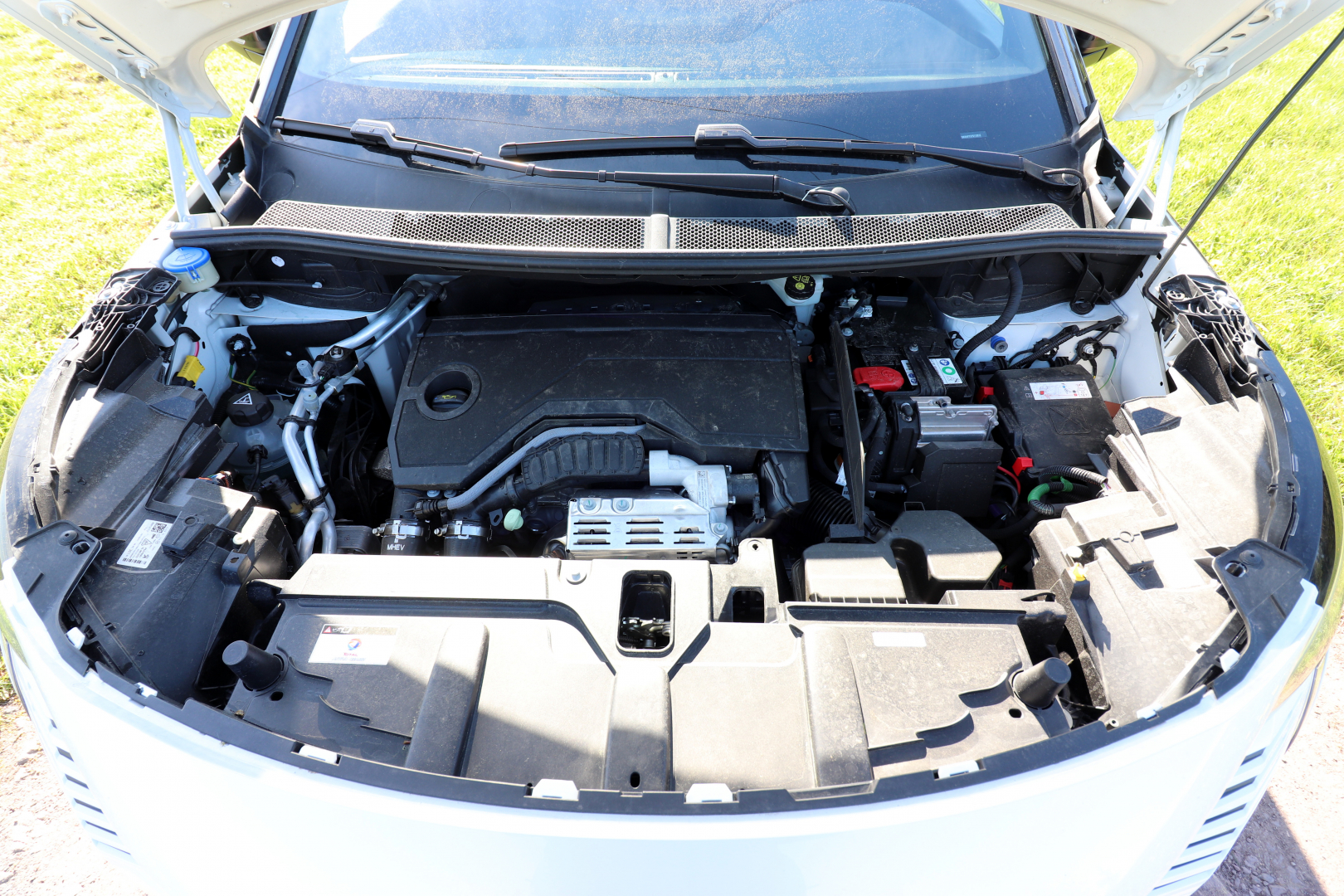 Milyd hybrid spolupracuje s e-DCS6 automatickou převodovkou. Ta se projevuje velmi kultivovaně. Při agresivnějším jízdním stylu však absolutně nezvládá adekvátně řadit, a tak se rychle vrátíte k poklidné jízdě.
