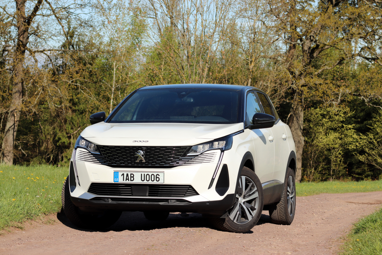 Jízda s Mild hybridem je příjemně kultivovaná. Kombinace benzínové dvanáctistovky s elektromotorem a baterií však nepřináší zásadnější úsporu paliva.