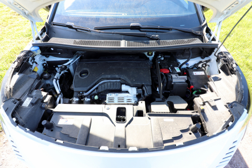 Milyd hybrid spolupracuje s e-DCS6 automatickou převodovkou. Ta se projevuje velmi kultivovaně. Při agresivnějším jízdním stylu však absolutně nezvládá adekvátně řadit, a tak se rychle vrátíte k poklidné jízdě.