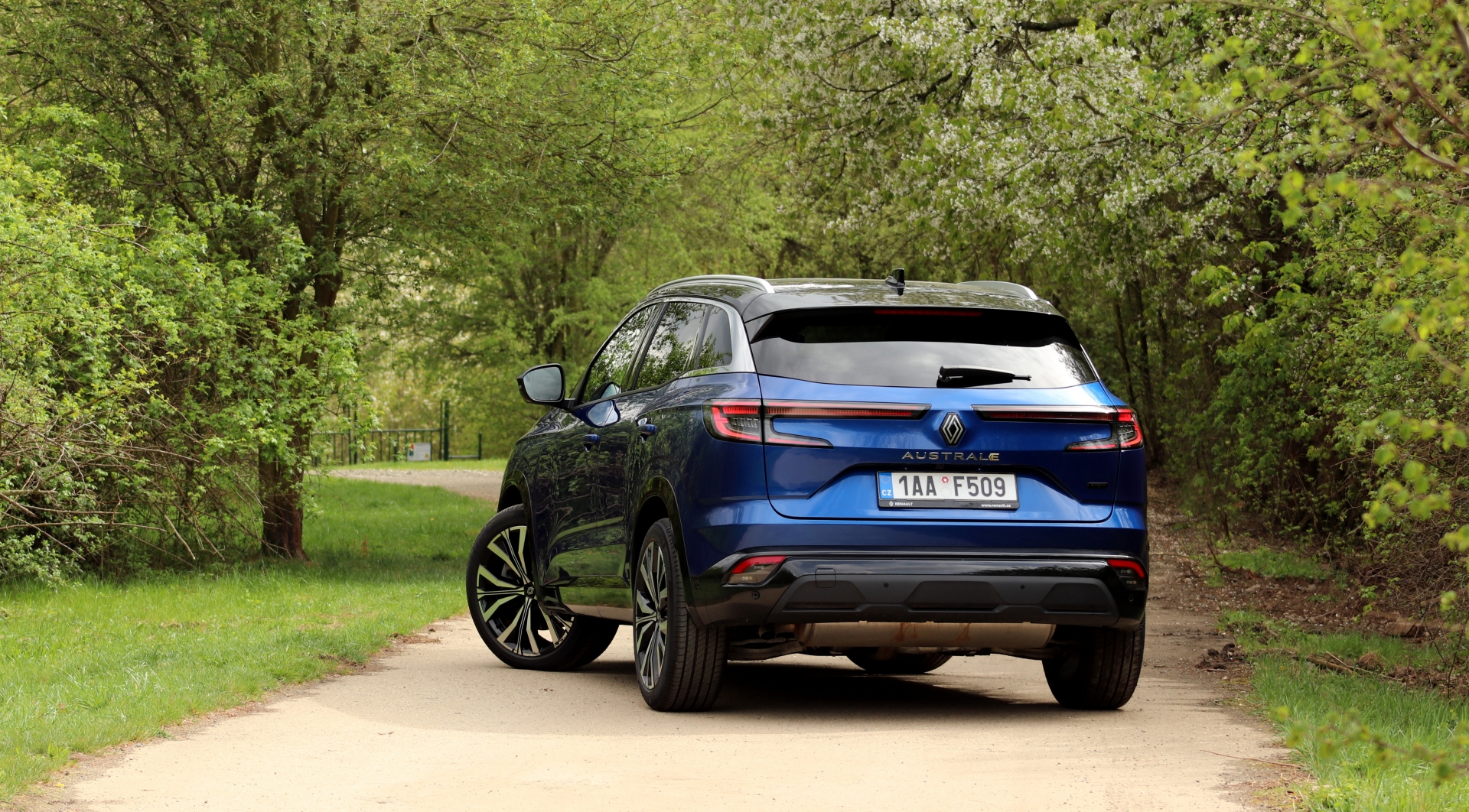 Spřízněnost s větším Espacem se nikterak nesnaží maskovat. Nová identita značky Renault se postupně implementuje na celou modelovou nabídku.