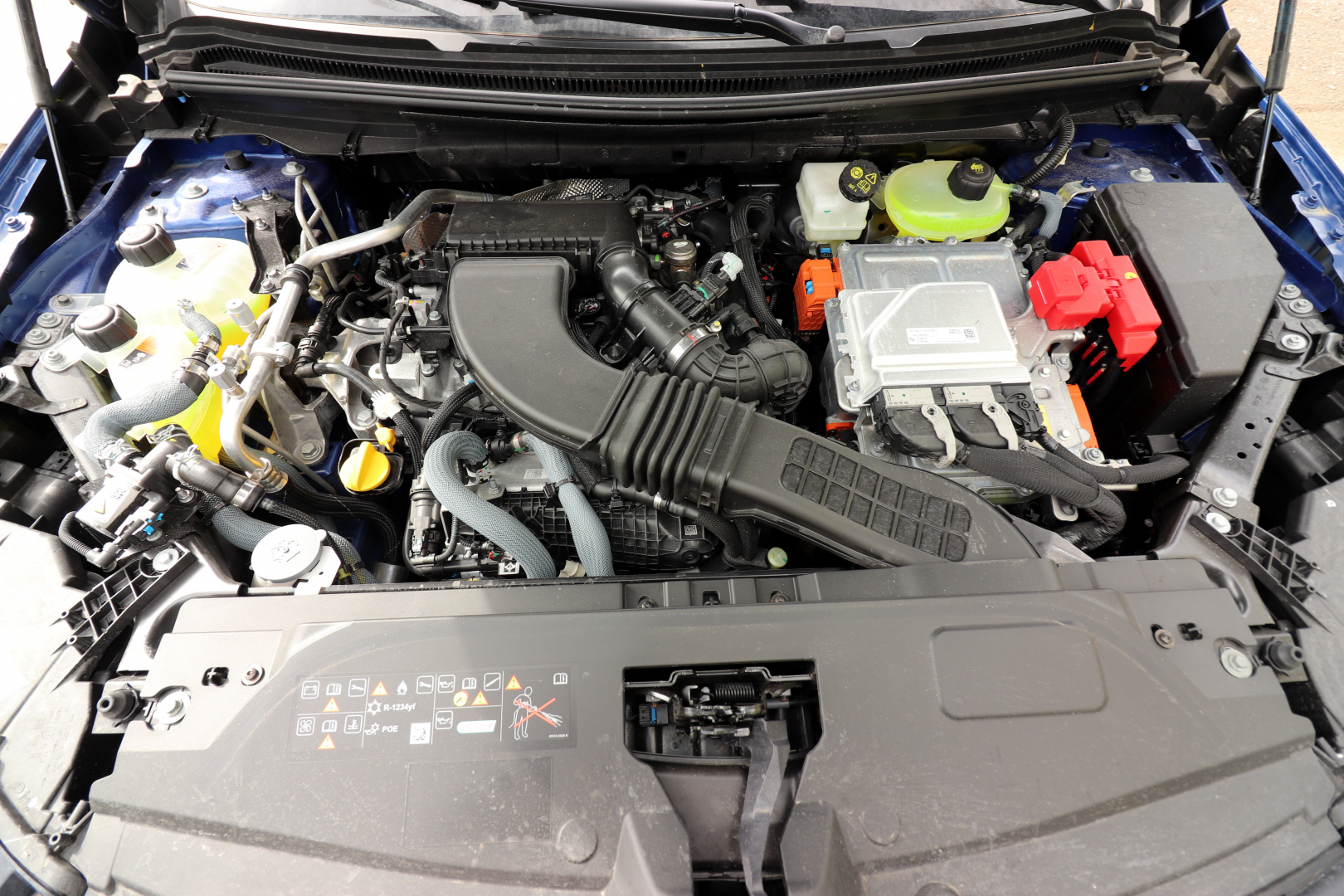 Multimódová automatická převodovka - 2 stupně pro elektromotor a 4 stupně pro spalovací motor. Koho více potěší jednoduchost pohonného ústrojí, nechť volí mild hybrid.