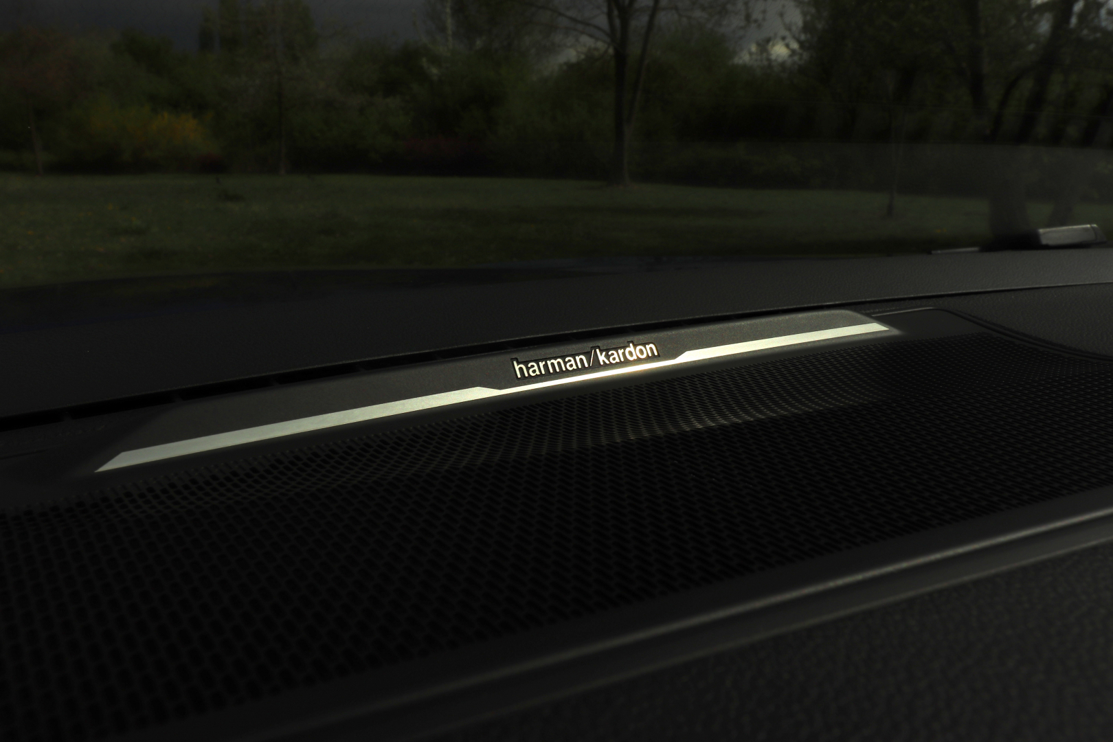 Prémiový audiosystém Harman Kardon nabízí 12 reproduktorů včetně subwooferu.