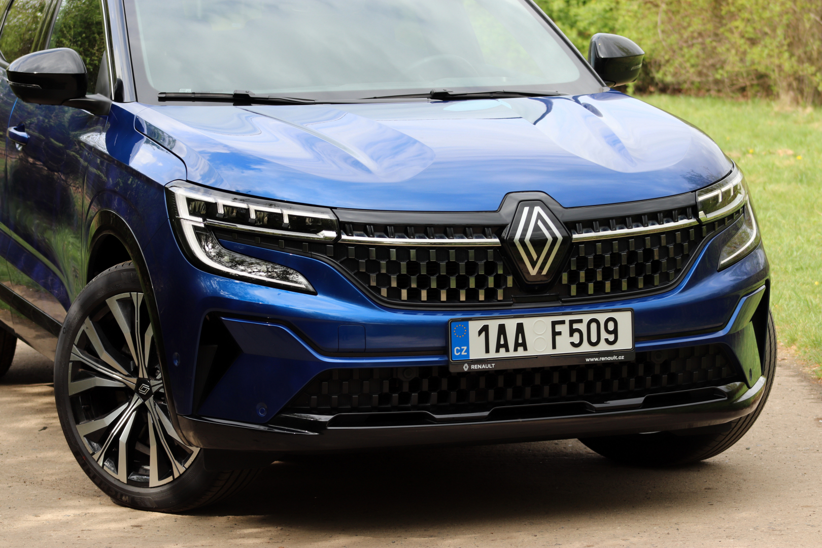 Renault Austral je nabízen ve čtyřech výbavových liniích. Evolution, Techno, Iconic a nejvyšší stupeň výbavy Iconic Esprit Alpine. Cena startuje na částce od 780.000 Kč.