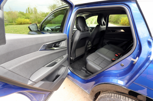 Zadní dveře se otevírají v solidním úhlu. Oceníte při poutání dětí do autosedačky.