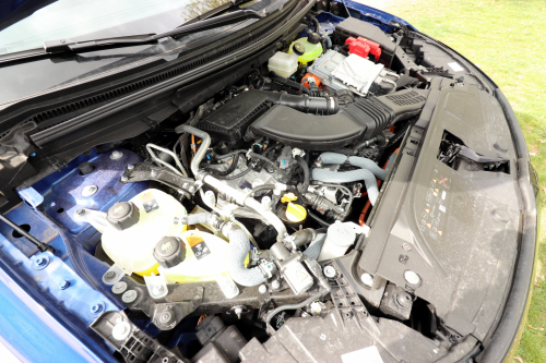 V nabídce pouze dvě motorizace. Mild hybrid 160 a E-Tech full hybrid 200. Zatímco mild hybrid se může těšit z většího objemu (1,333 cm3) a čtyř válců, Full hybrid nabízí vyšší maximální výkon. Tříválec a objem 1,199 cm3 podporuje energie z elektromotoru.