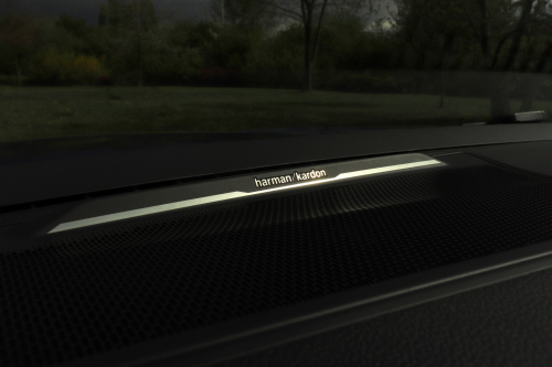 Prémiový audiosystém Harman Kardon nabízí 12 reproduktorů včetně subwooferu.