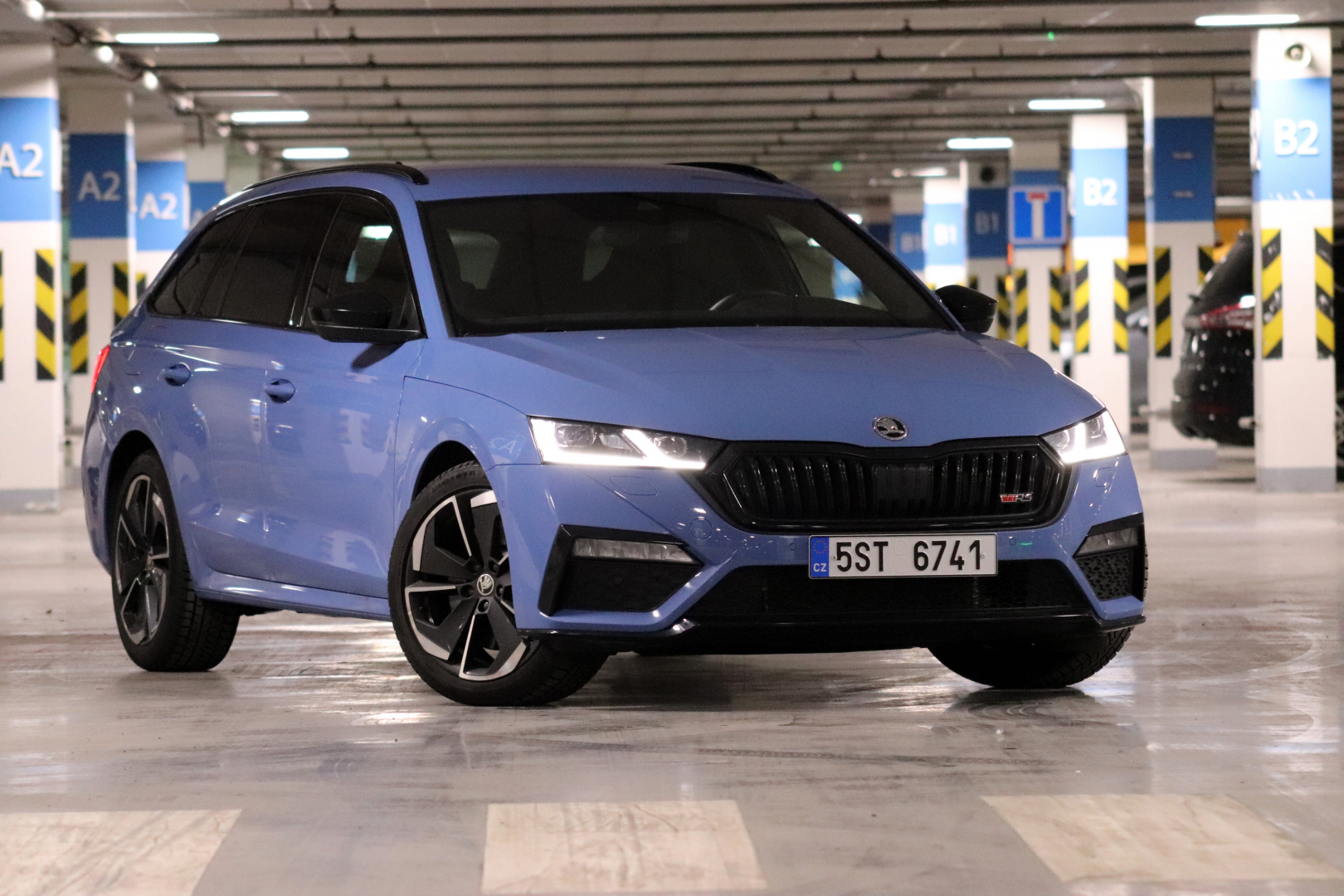 Škoda Octavia Combi RS v modré barvě Italy Blue.