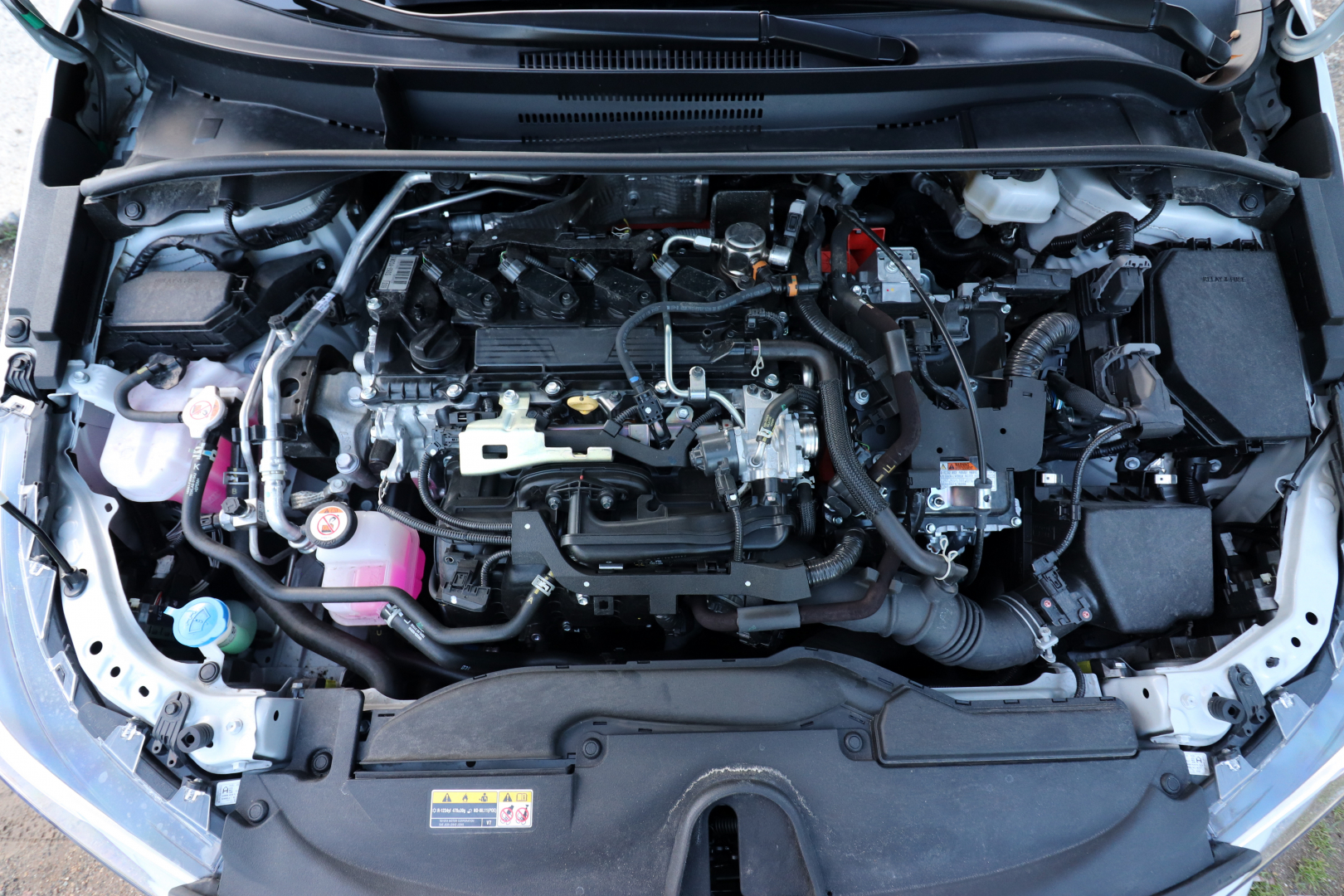 Základem nabídky je benzínová osmnáctistovka, taktéž jako hybrid. V obou případech je výkon přenášen na kola přední nápravy skrze automatickou e-CVT převodovku.