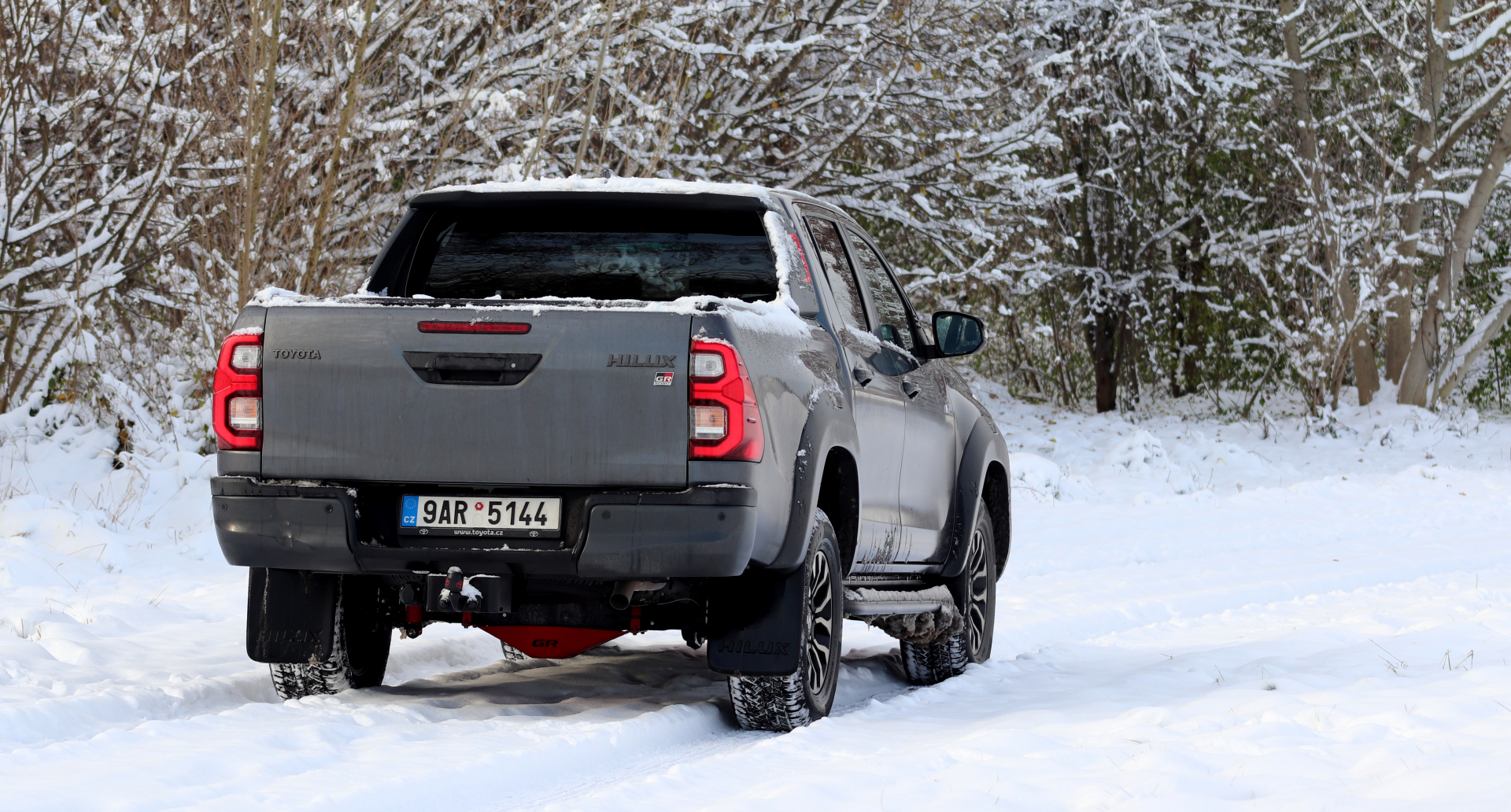 Hloubka brodění dosahuje až na 700 milimetrů. Hilux si pak hravě poradí i se stoupáním 42°. Zadní nájezdový úhel 26°, přechodový 23° a přední až 29°.