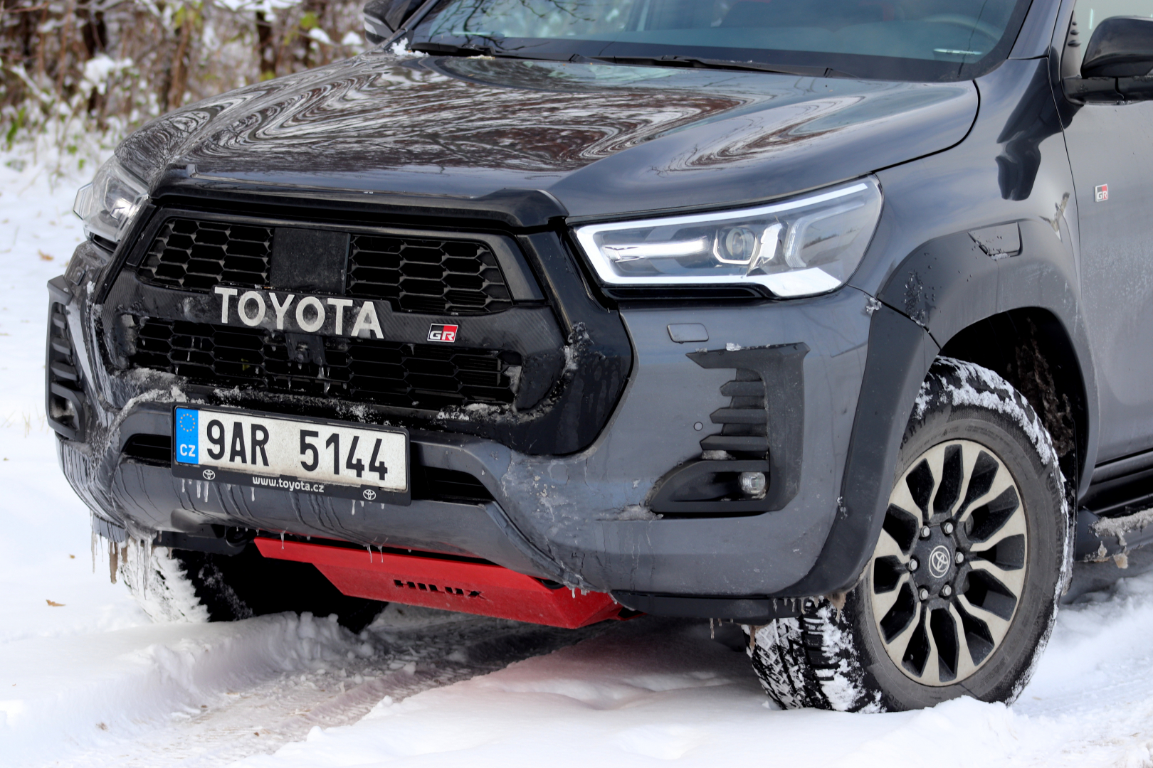 Maska chladiče zaujme přítomností nápisu namísto loga automobilky.