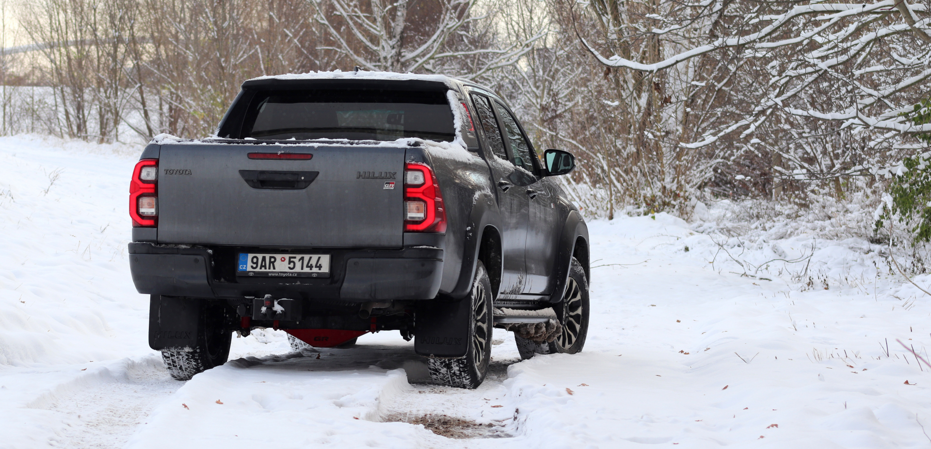 Hilux je nabízen ve dvou variantách karoserie. Extra Cap a double cap, tedy dvoumístné uspořádání s delší korbou a pětimístný interiér s kratším nákladovým prostorem. 