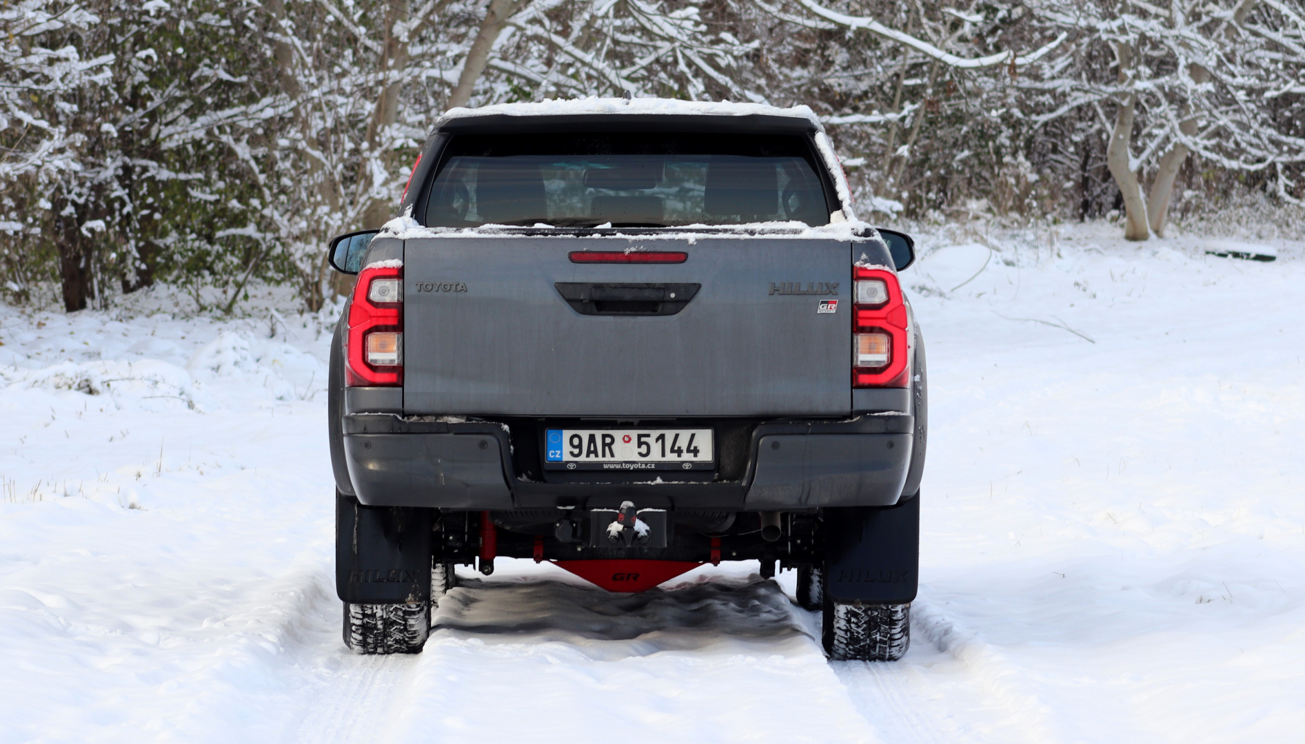 Na šířku měří Hilux 1.855 milimetrů. Na výšku pak 1.810 milimetrů.