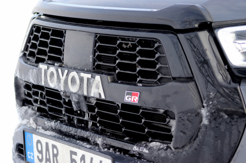 Nechybí emblém GR sport, jenž odkazuje na úspěšnou sportovní divizi automobilky Toyota.