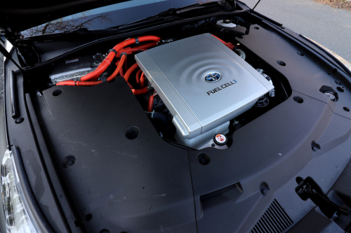 Bezemisní pohon FCEV nabízí maximální výkon 182 koňských sil (300 Nm.). Celkem 330 palivových článků se stará o rozpohybování vozu. Lithium-iontová baterie má 84 článků.