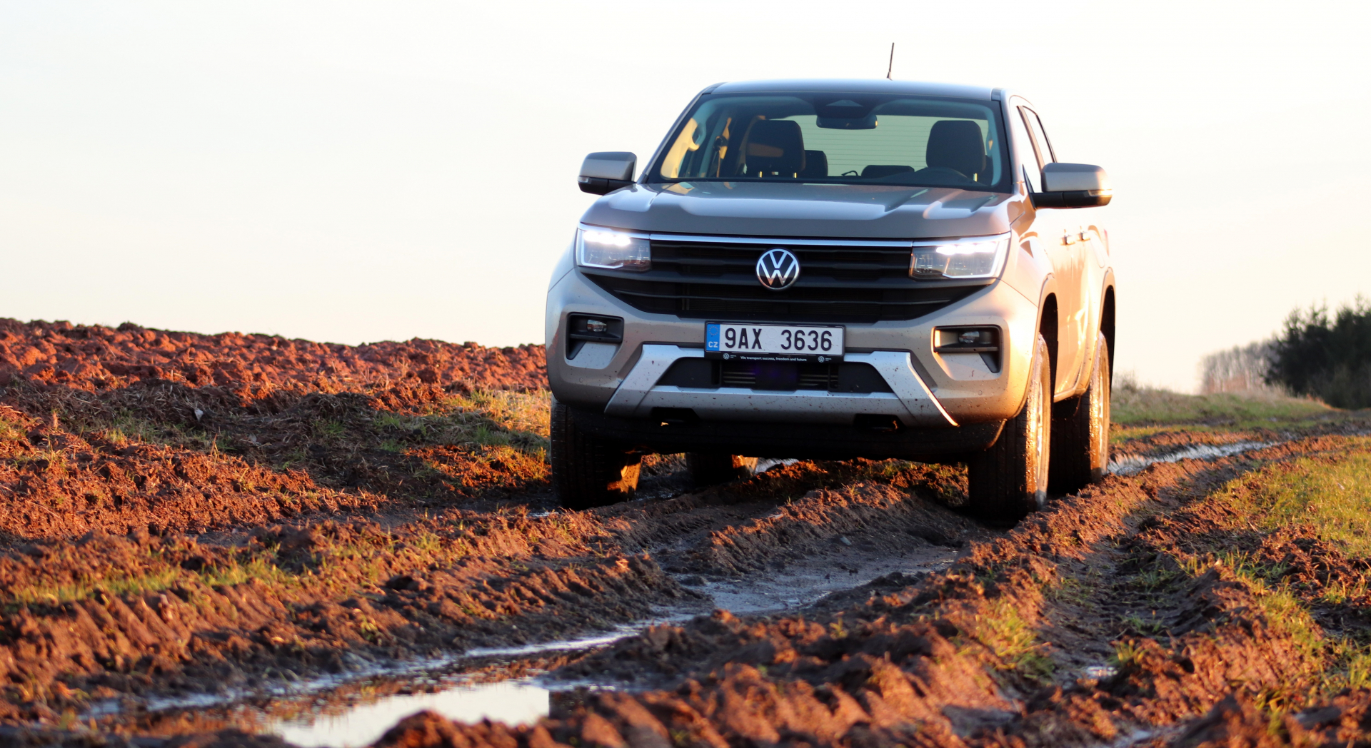 Amarok je připraven zvládat i ten nejtěžší terén. Je potřeba mít na paměti, že s obyčejným vzorkem na pneumatikách můžete mít problém i na promáčené polní cestě.