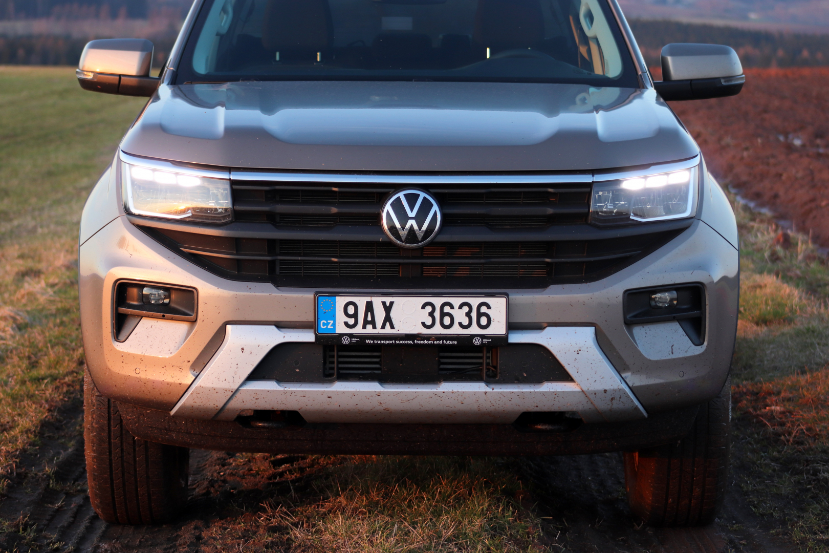 Příď vozu působí mohutně, na šířku má Amarok 1.917 milimetrů.