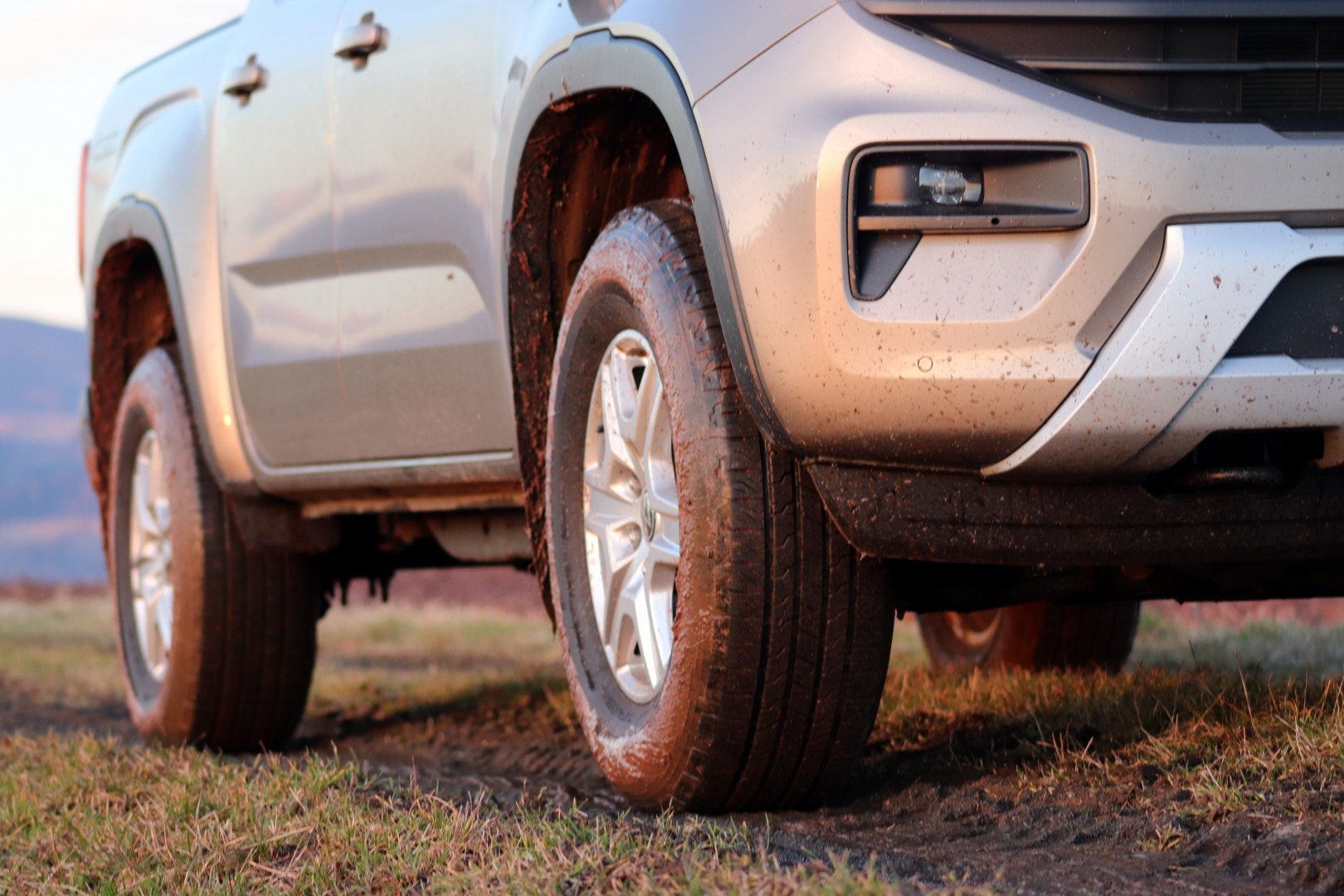 V základní výbavě Amarok najdeme ocelové šestnáctky. Druhý stupeň Life nabízí sedmnácti palcové disky kol z lehkých slitin. (pneumatiky 255/70 R17)