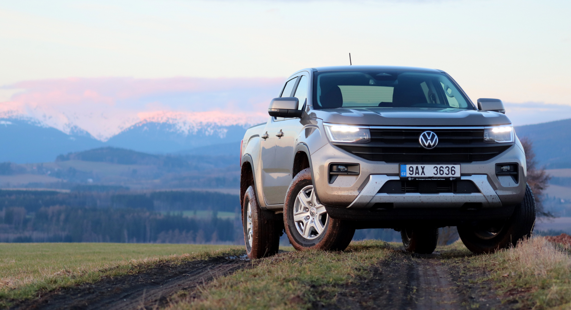 Volkswagen Amarok přijíždí ve zcela nové generaci. Oblíbený pick-up je ještě více uzpůsoben pro každodenní užívání, přesto si zachoval obrovské užitné vlastnosti.