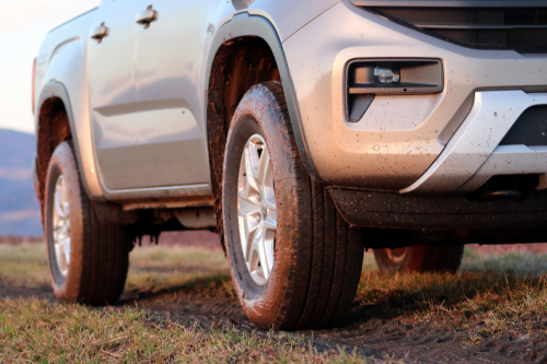 V základní výbavě Amarok najdeme ocelové šestnáctky. Druhý stupeň Life nabízí sedmnácti palcové disky kol z lehkých slitin. (pneumatiky 255/70 R17)