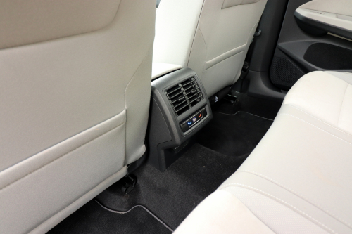 Volkswagen-Golf-Life-2023-27