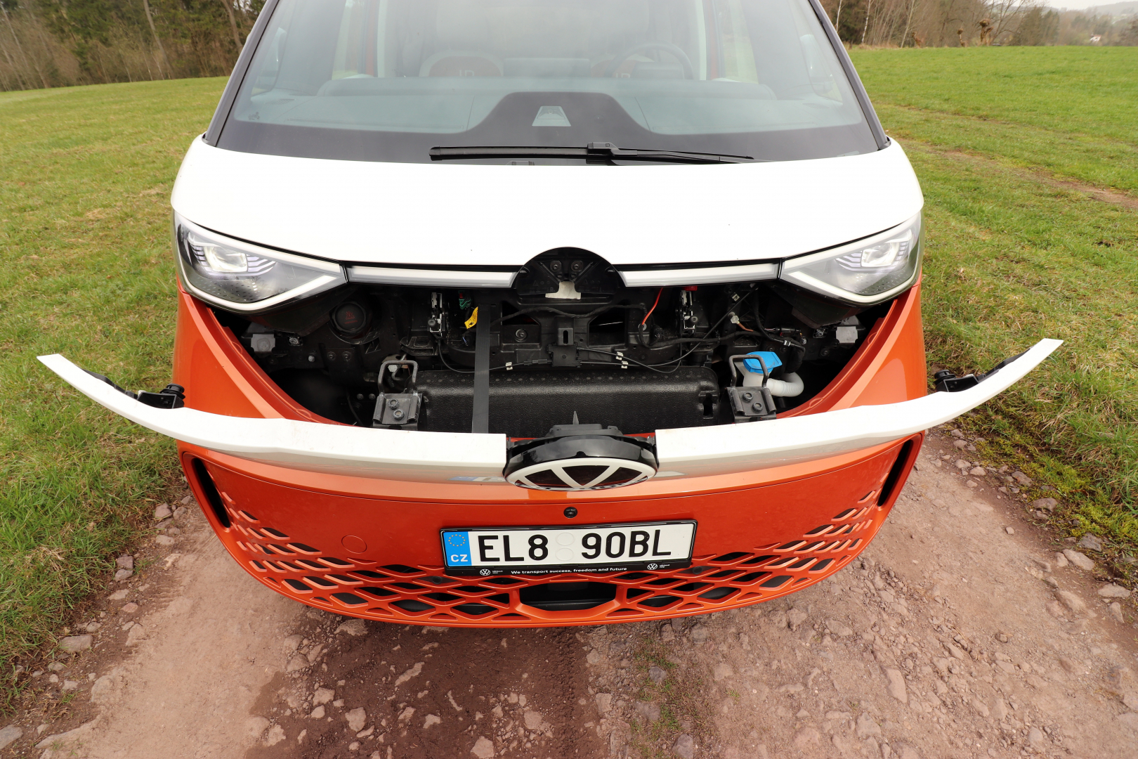 Pod mini kapotou se nachází elektromotor s maximálním výkonem 150 kilowatt. Skrze automatickou převodovku jsou poháněna kola zadní nápravy. Dojezd čistě na elektřinu činí cca 400 kilometrů. Dobíjet lze na rychlonabíjčce. Za přibližně 40 minut dobijete do optimálních 80 procent kapacity baterie.