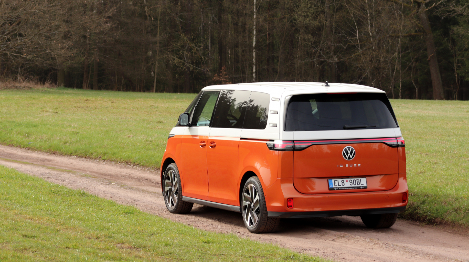 Stejně jako vpředu i zde se ID.Buzz prezentuje obrovským logem Volkswagenu.