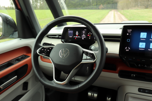 Volant padne do ruky jako ulitý, za ergonomický přestupek lze označit ovládací prvky na volantu. Jejich odezva je zpomalená až to dráždí.