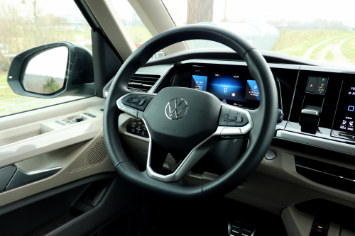 Volant disponuje dostatečně širokým věncem pro pohodlný úchop.