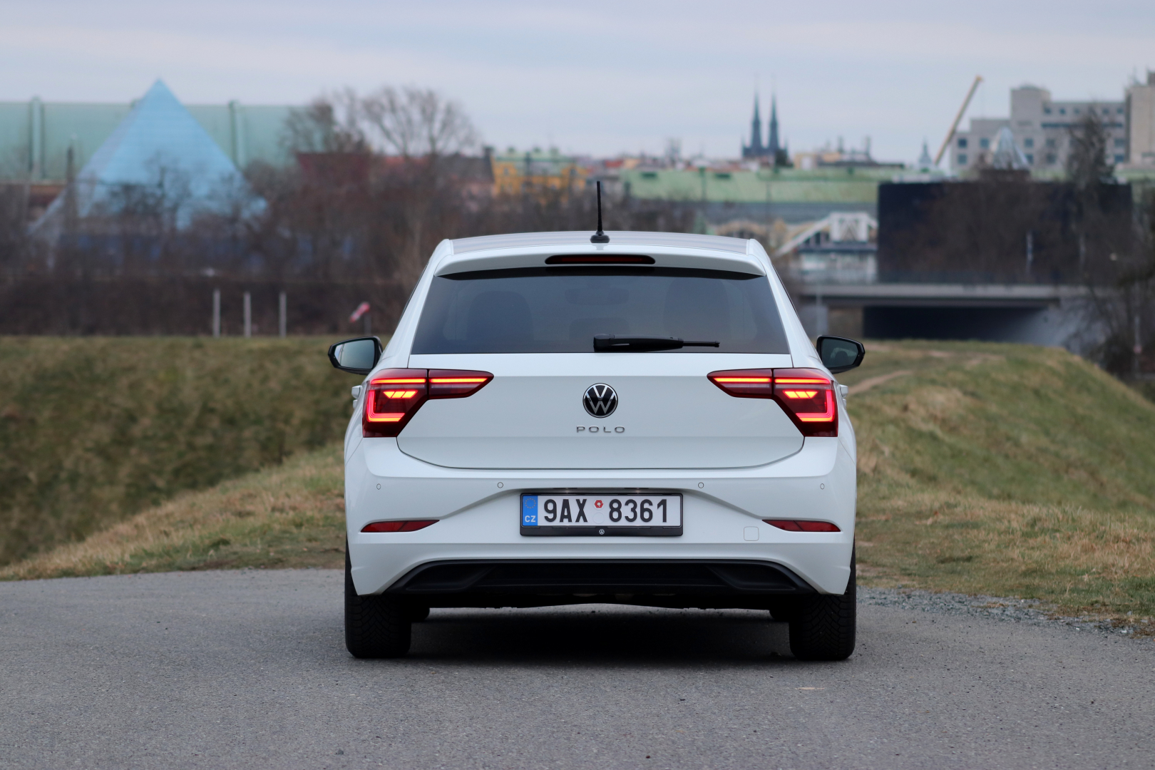 Otevírání pátých dveří je manuální a to za pomoci samotného loga automobilky.