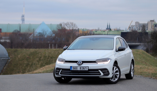 Volkswagen Polo ve výbavě Style poznáte díky světelné liště propojující hlavní světlomety.