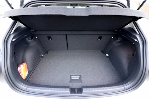 Základní objem zavazadlového prostoru činí 351 litrů. Maximální objem po sklopení sedadel druhé řady je 1.125 litrů.