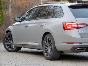 Škoda Superb Combi 2018 (8)